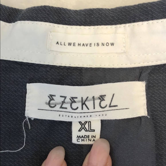 Button down - Picture 2 of 2